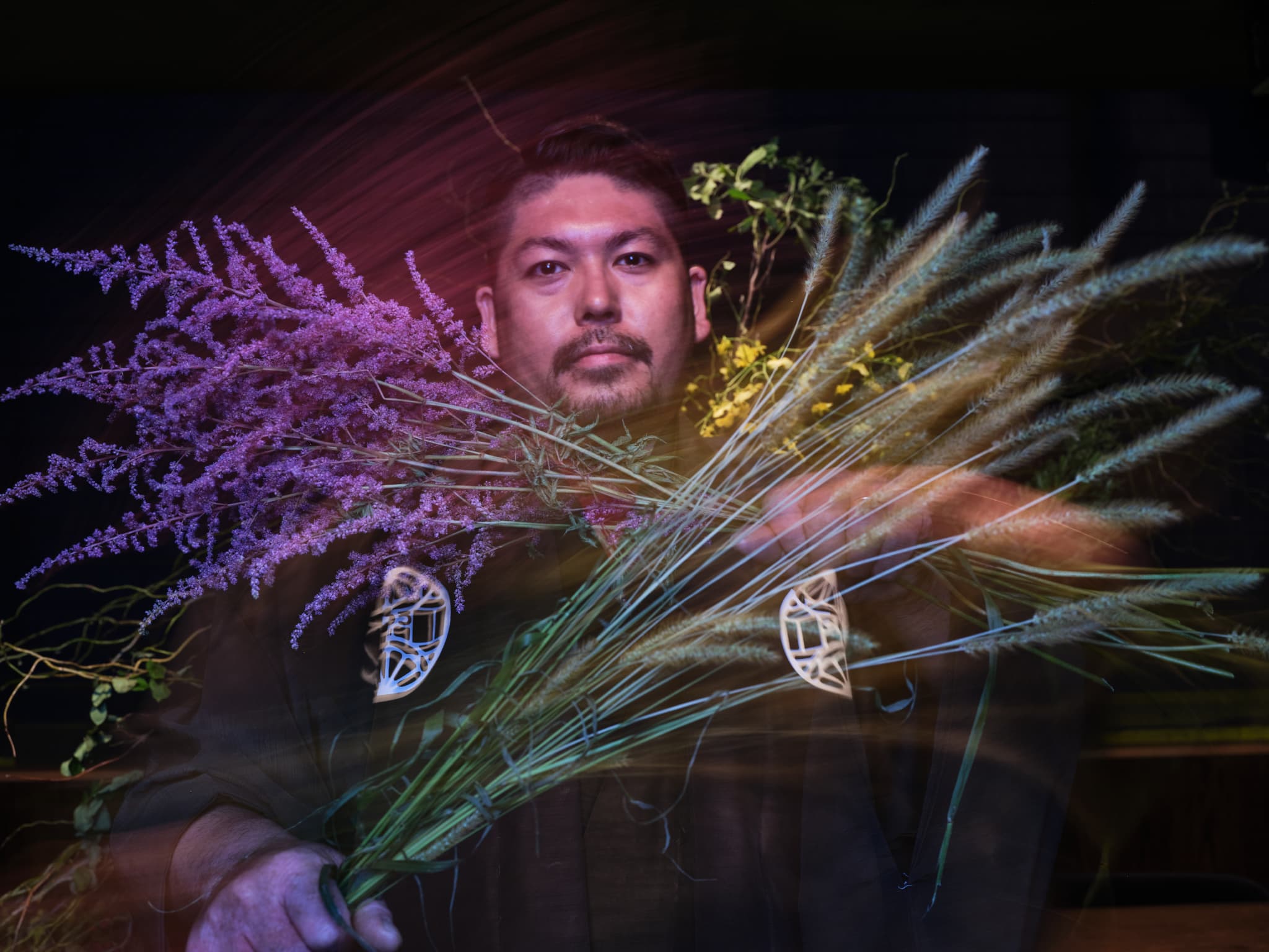 花を生ける代表の須子栄輔