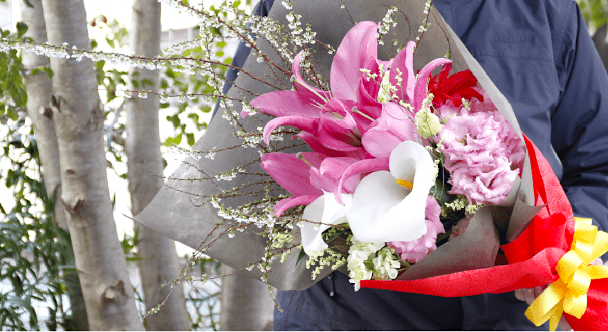 花束を持っている男性