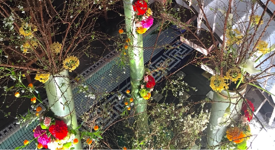 セカンドサイトに装飾された装花モニュメント