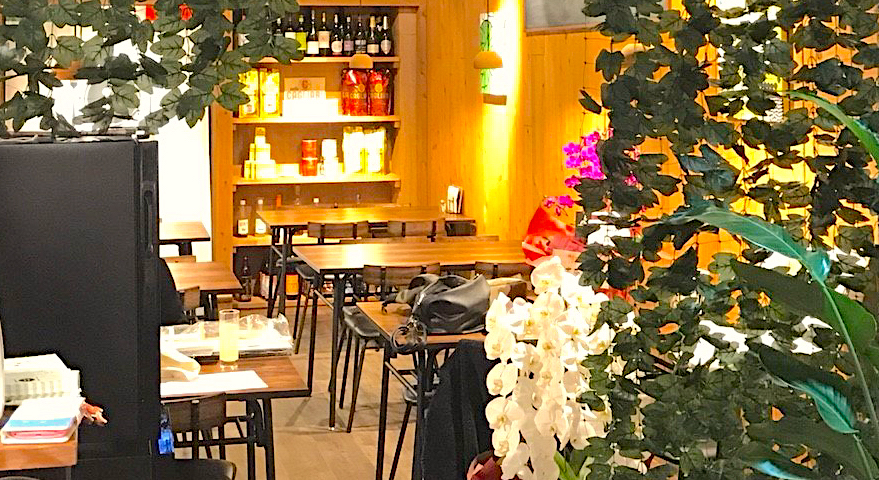 カフェの壁に生える蔦