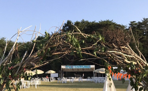 流木で作成されたモニュメント