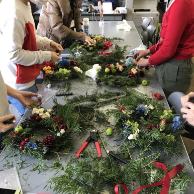 みんなでクリスマスリースを作成している様子